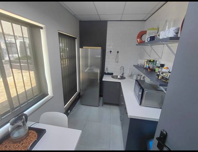 189M² OFFICE TO LET IN BRYANSTON